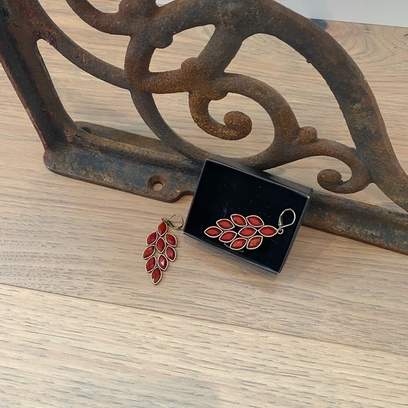 AVON Antiqued Leaf Chandelier Red Earrings New in Box - Picture 1 of 3